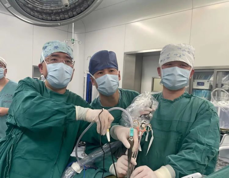 17岁在杭小伙胸腔藏了一枚5cm长的缝衣针，刺入肺组织，紧贴大血管竟毫发无伤！