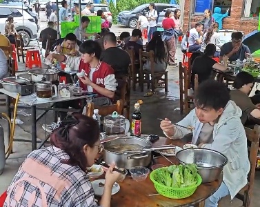 "我准备倒闭了!去别家吧!"网红店老板一夜爆火被逼疯,全网笑疯 "我准备倒闭了!去别家吧!"网红店老板一夜爆火被逼疯,全网笑疯