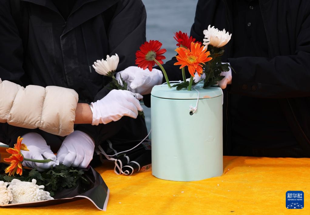 海葬“摆渡人”