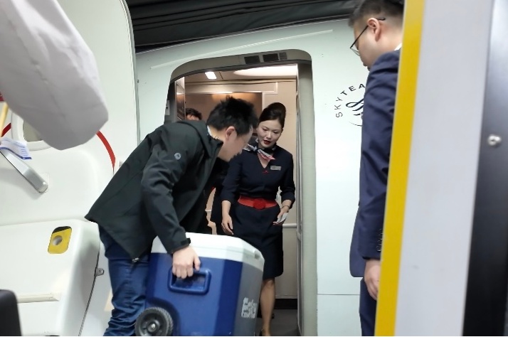 “樊骅,再见!樊骅,加油!” “樊骅,再见!樊骅,加油!”