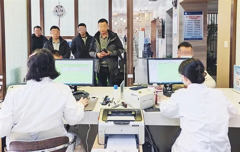 一大波中青年扎堆查心脏!心内科凌晨还有200多个号没看完 一大波中青年扎堆查心脏!心内科凌晨还有200多个号没看完