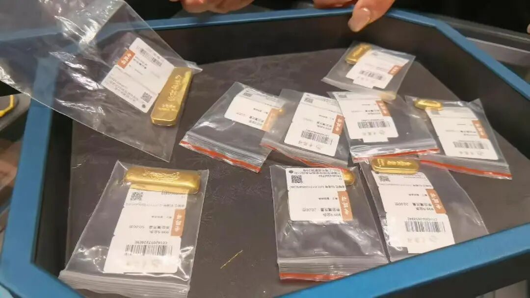 910克黄金已打包,就差最后一步……民警紧急“拦下” 910克黄金已打包,就差最后一步……民警紧急“拦下”