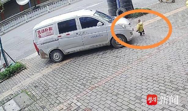 男子开车不慎把1岁儿子卷入车底，所幸无大碍！存视觉盲区，起步前应绕车一周