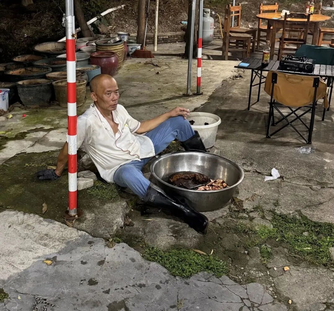 “我准备倒闭了!”广东爆火鸡煲店老板再发声:我这是冰冻鸡,别来了;儿子回应 “我准备倒闭了!”广东爆火鸡煲店老板再发声:我这是冰冻鸡,别来了;儿子回应