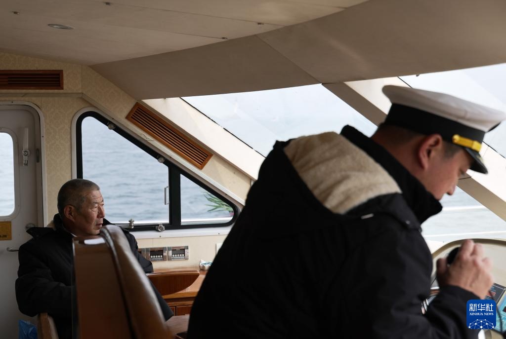 海葬“摆渡人”