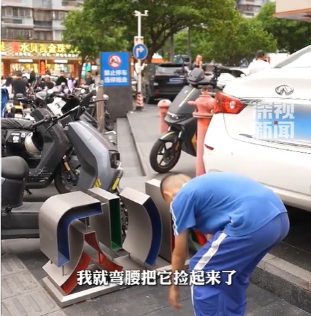 11岁男孩上学路上捡到50g金条!“用牙咬了下,确认是黄金”,用电话手表报警…… 11岁男孩上学路上捡到50g金条!“用牙咬了下,确认是黄金”,用电话手表报警……