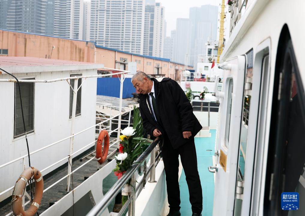 海葬“摆渡人”