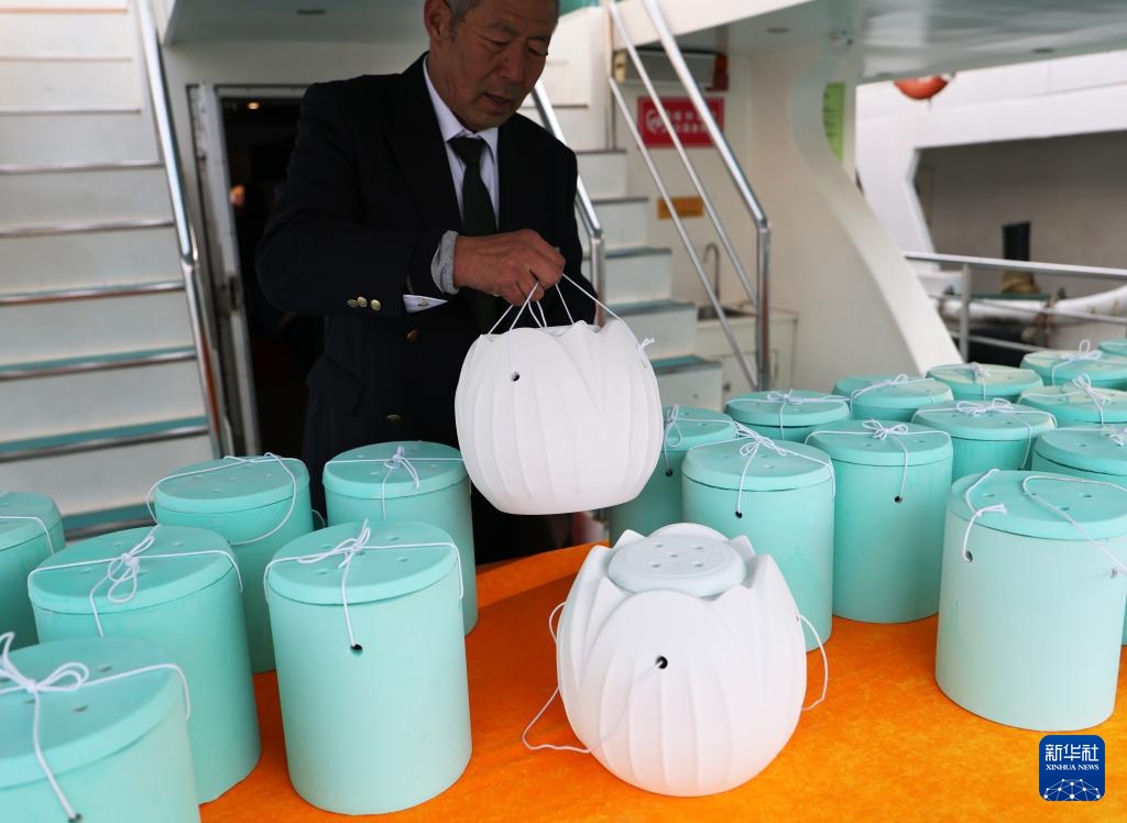 海葬“摆渡人”