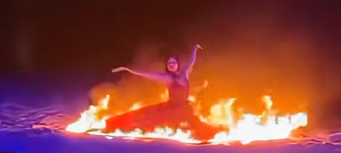 女演员表演时裙摆起火!尝试解开裙子未果,迅速跑入水中自救,官方通报→ 女演员表演时裙摆起火!尝试解开裙子未果,迅速跑入水中自救,官方通报→