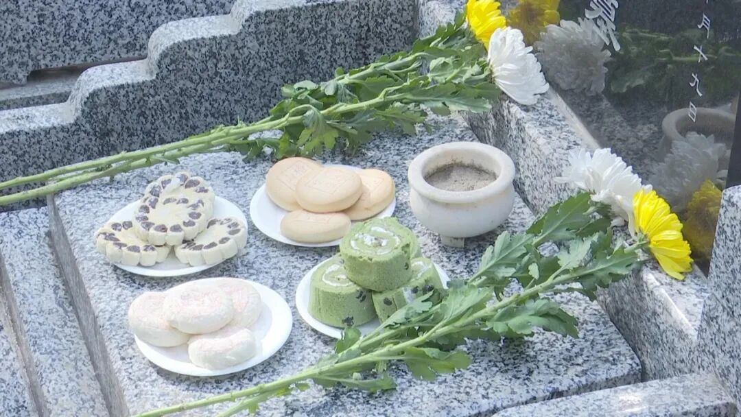 百年以后,他想被“种”在树里,“种”在花里…… 百年以后,他想被“种”在树里,“种”在花里……