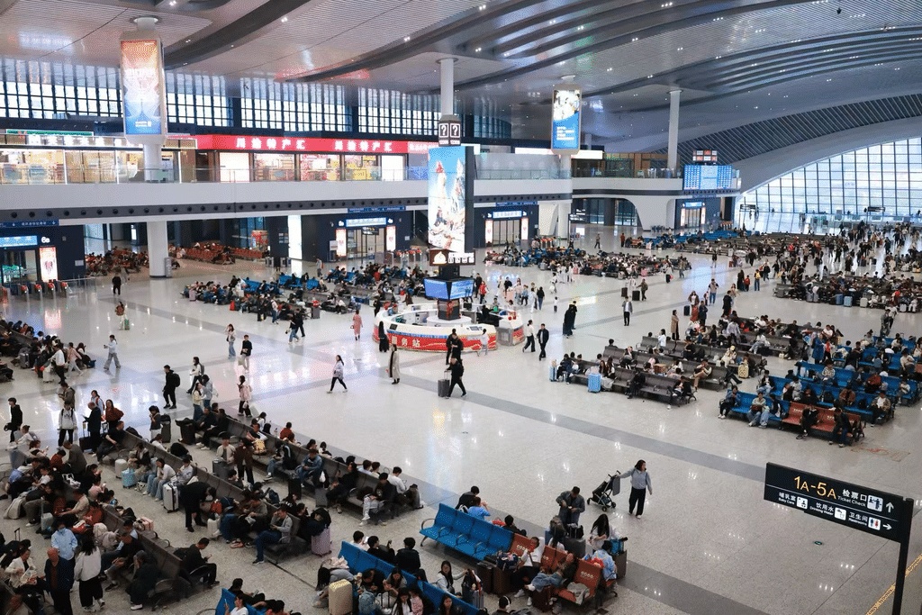 重庆铁路加开多趟列车 全力保障清明假期旅客出行