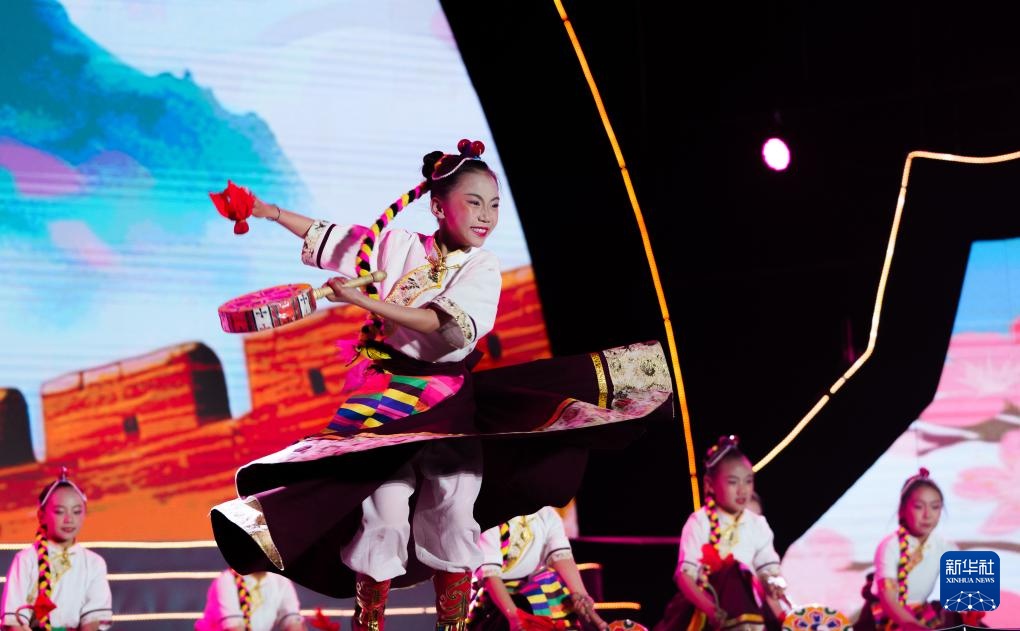 不负高原好春光 林芝桃花节开幕 不负高原好春光 林芝桃花节开幕