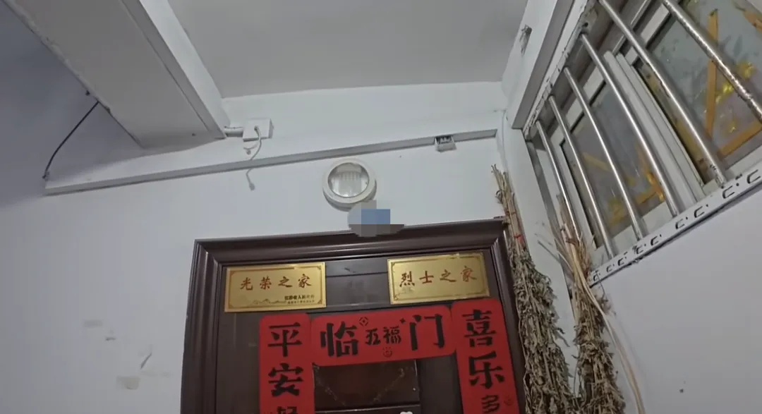 外卖小哥爬7楼送餐,抬头看到门口牌匾瞬间愣住,大脑一片空白!网友:泪目了 外卖小哥爬7楼送餐,抬头看到门口牌匾瞬间愣住,大脑一片空白!网友:泪目了