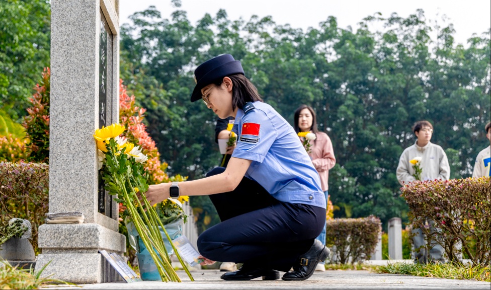 “愿这些空白墓碑,不再刻上碑文” “愿这些空白墓碑,不再刻上碑文”
