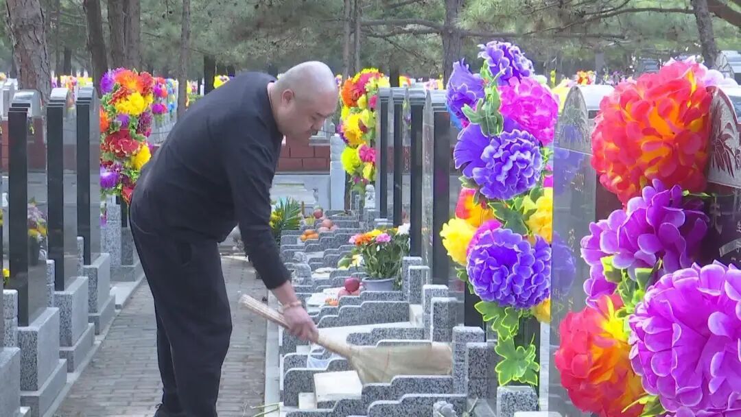 百年以后,他想被“种”在树里,“种”在花里…… 百年以后,他想被“种”在树里,“种”在花里……