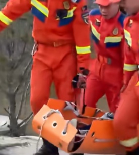 一女子爬山扭到脚,因思想保守不愿让男消防员搀扶下山,最终被5名消防员用担架抬下山 一女子爬山扭到脚,因思想保守不愿让男消防员搀扶下山,最终被5名消防员用担架抬下山