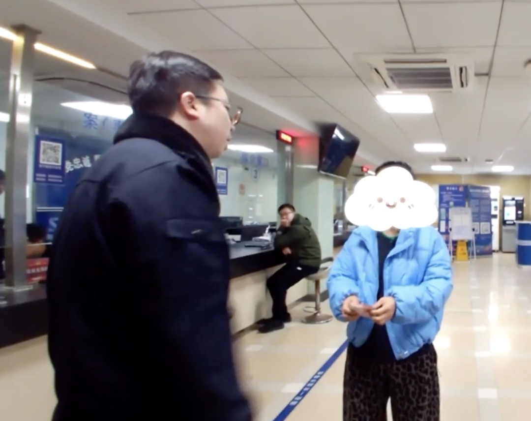 大风刮跑千元现金,民警通过一个“小动作”锁定失主 大风刮跑千元现金,民警通过一个“小动作”锁定失主