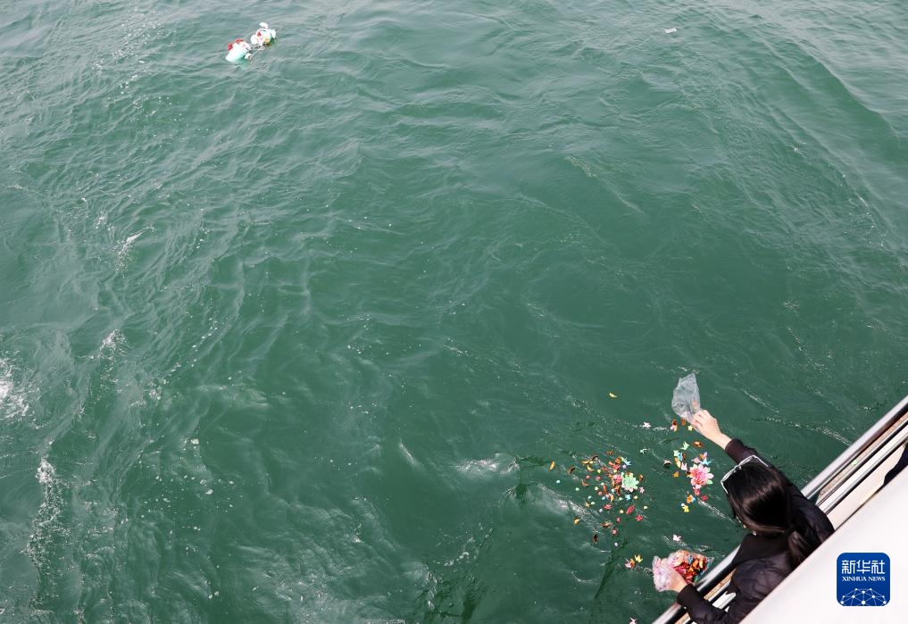 海葬“摆渡人”