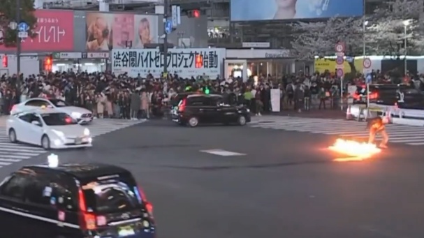 日媒：一不明人物在东京涩谷十字路口纵火后逃跑，警方正在追捕