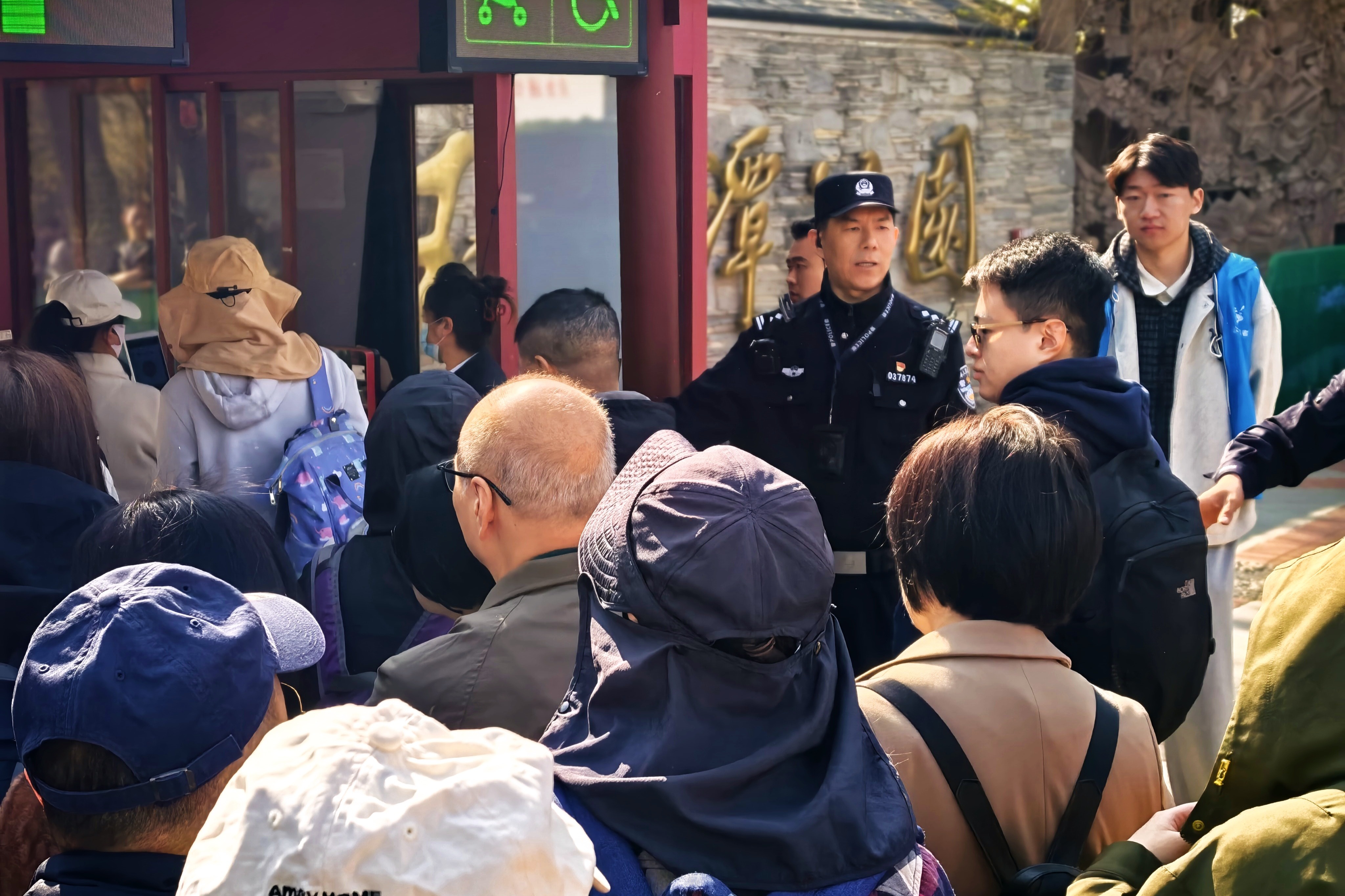 春和景明赏樱时 北京警方多措并举护航“赏花路” 春和景明赏樱时 北京警方多措并举护航“赏花路”