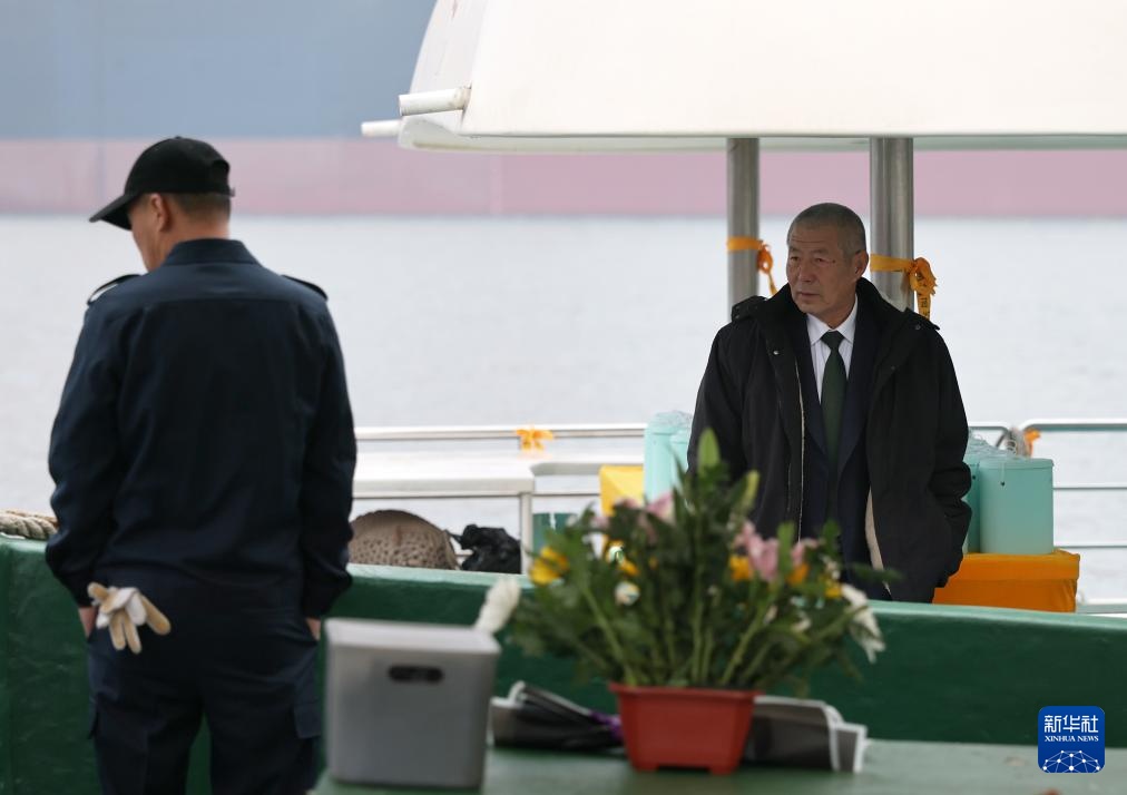 海葬“摆渡人”