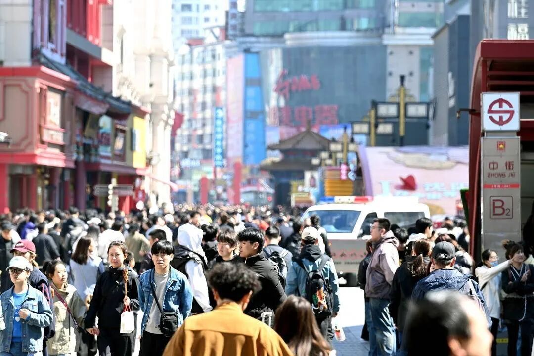 假期首日,沈阳中街人从众! 假期首日,沈阳中街人从众!