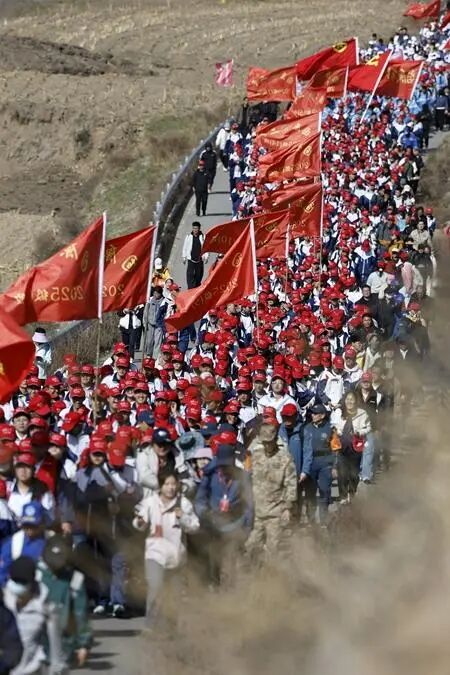 宁夏固原连续31年组织师生徒步百里祭英烈