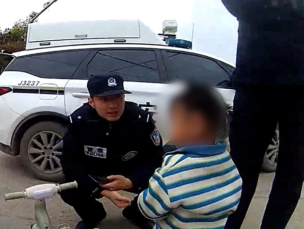 3岁萌娃独自“自驾”上马路,这场冒险幸好有他们…… 3岁萌娃独自“自驾”上马路,这场冒险幸好有他们……