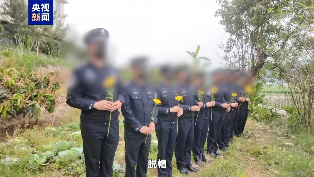 这群扫墓的人,全部被打马赛克 这群扫墓的人,全部被打马赛克