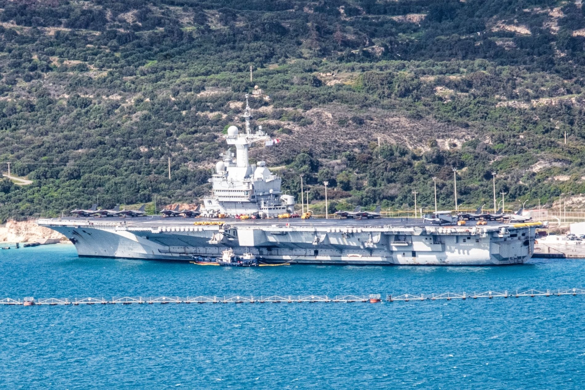 法国“戴高乐”号航母停靠希腊苏达湾海军基地 法国“戴高乐”号航母停靠希腊苏达湾海军基地