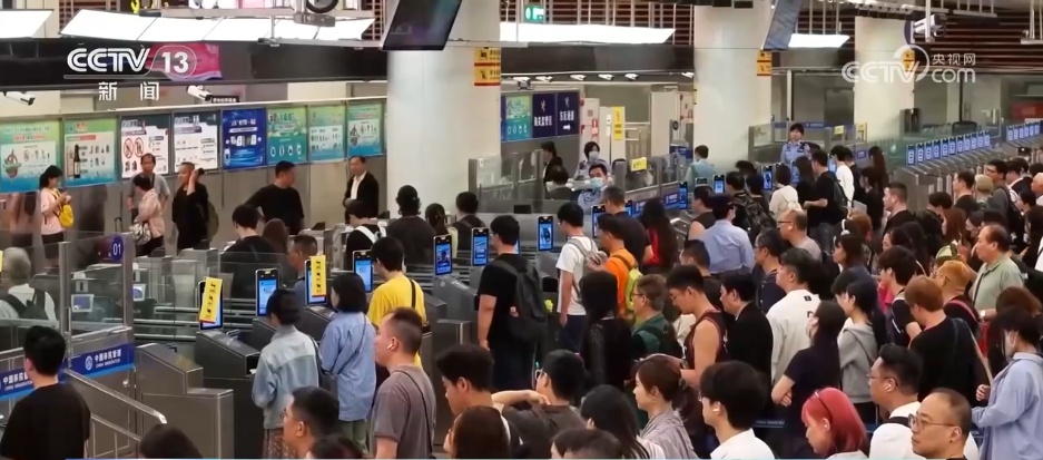 深港两地迎假期出入境客流双向高峰 “跨城消费”活力十足 深港两地迎假期出入境客流双向高峰 “跨城消费”活力十足