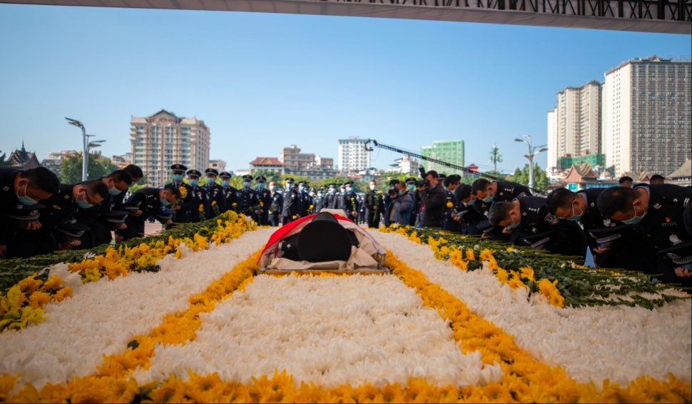 “愿这些空白墓碑,不再刻上碑文” “愿这些空白墓碑,不再刻上碑文”