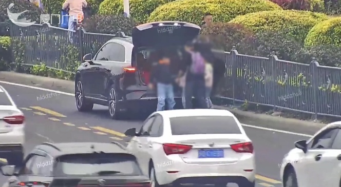 坑娃!后备箱竟变“儿童座”!厦门交警当场制止...... 坑娃!后备箱竟变“儿童座”!厦门交警当场制止......