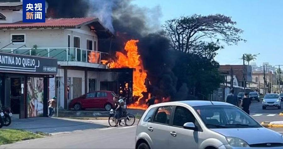 巴西南部一小型飞机坠毁 至少三人死亡