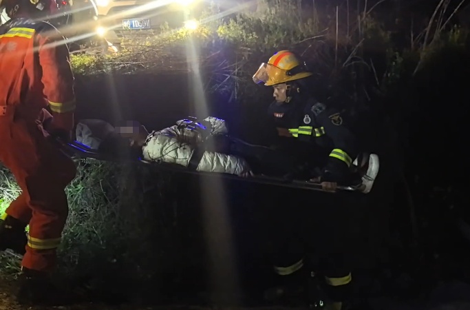 夜归路上身后突然冲出一物,下一秒,她躺在2米深渠里动弹不得...... 夜归路上身后突然冲出一物,下一秒,她躺在2米深渠里动弹不得......