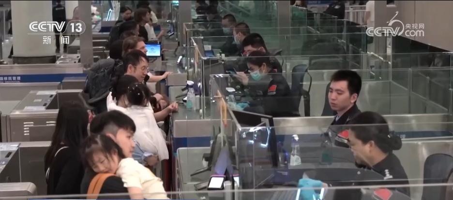 深港两地迎假期出入境客流双向高峰 “跨城消费”活力十足 深港两地迎假期出入境客流双向高峰 “跨城消费”活力十足