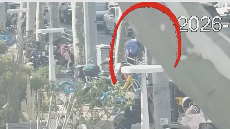 大风刮跑千元现金,民警通过一个“小动作”锁定失主 大风刮跑千元现金,民警通过一个“小动作”锁定失主