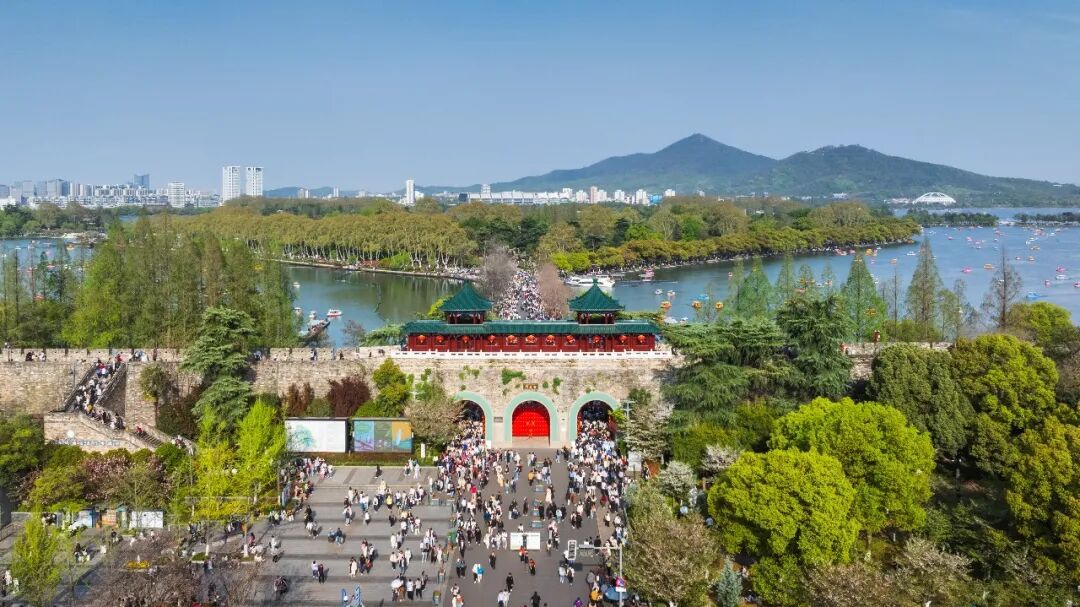 “感觉南京来了1亿人！”全国多地景区宣布：限流、停止售票