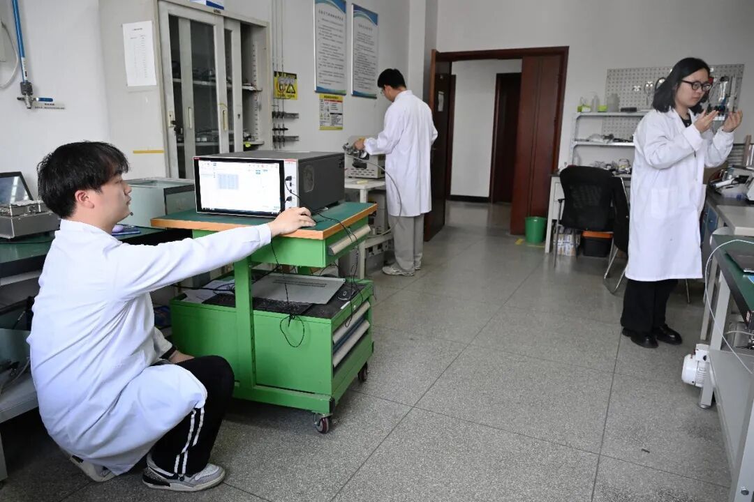 一元硬币载218个“嗅探器”！我国研制出一款微型臭氧监测传感器