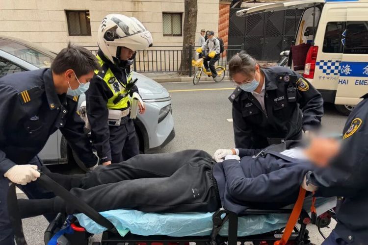 上海街头一男子突然倒地抽搐，死死咬住交警手指！120赶到时才发现……