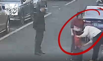 上海一小区楼道突然大火！涉事阿婆：只是想赚点零花钱……