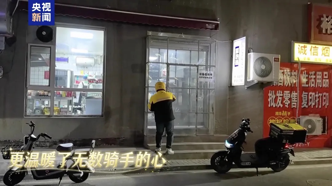 未售完饭菜1元一份卖掉……这家盒饭店每晚10点闭餐后,都排起长队! 未售完饭菜1元一份卖掉……这家盒饭店每晚10点闭餐后,都排起长队!