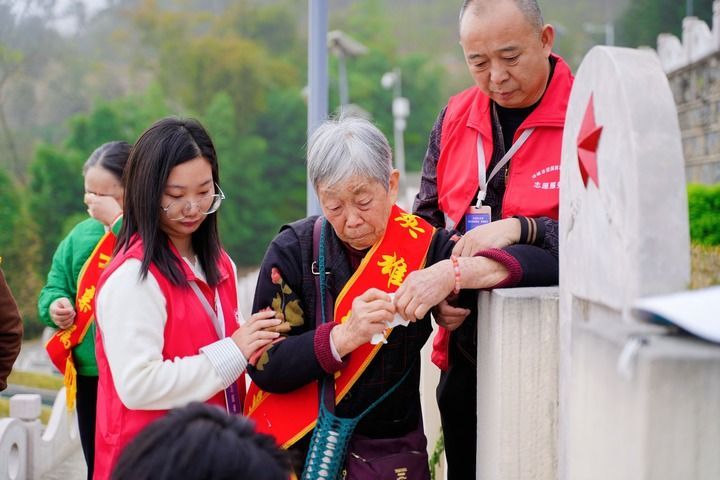 替烈士行孝,“我就是你们的儿子” 替烈士行孝,“我就是你们的儿子”