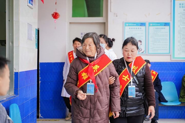 替烈士行孝,“我就是你们的儿子” 替烈士行孝,“我就是你们的儿子”