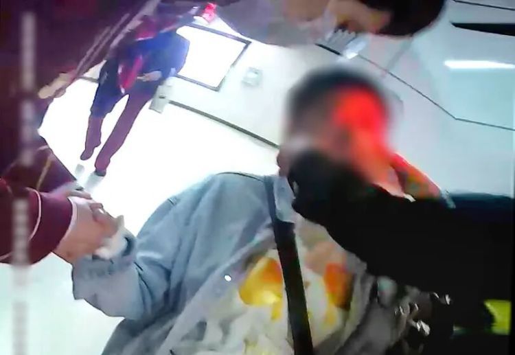 武汉地铁2号线、6号线突发惊险一幕!两名女子先后发作……现场曝光 武汉地铁2号线、6号线突发惊险一幕!两名女子先后发作……现场曝光