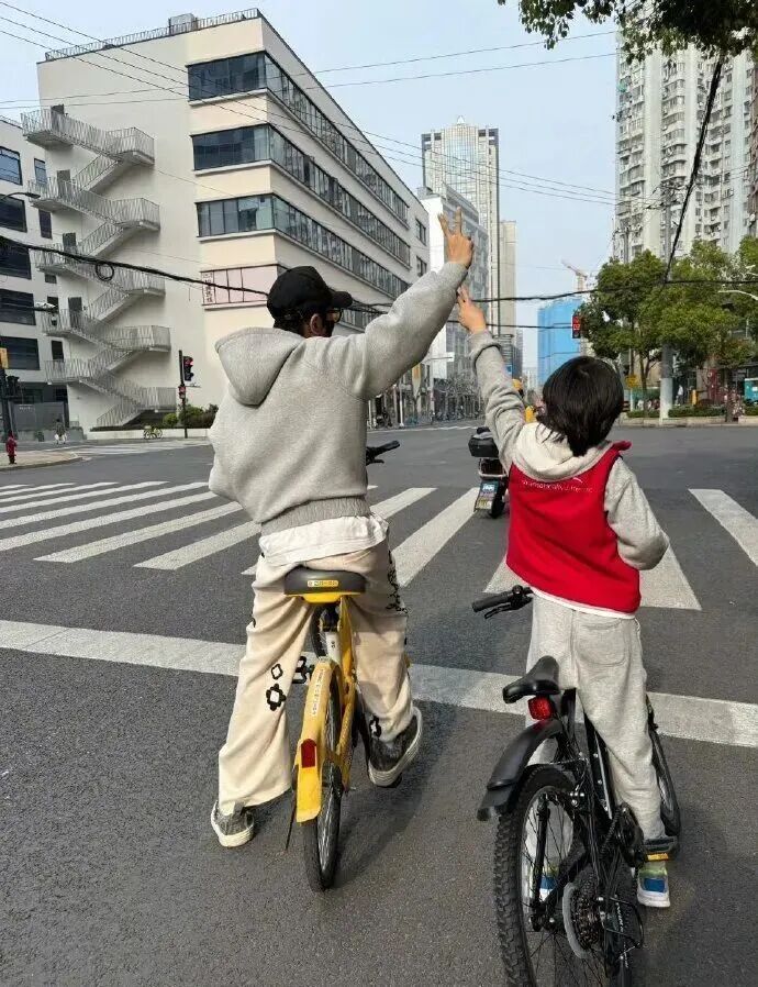 放任9岁儿子骑车上路，黄晓明致歉