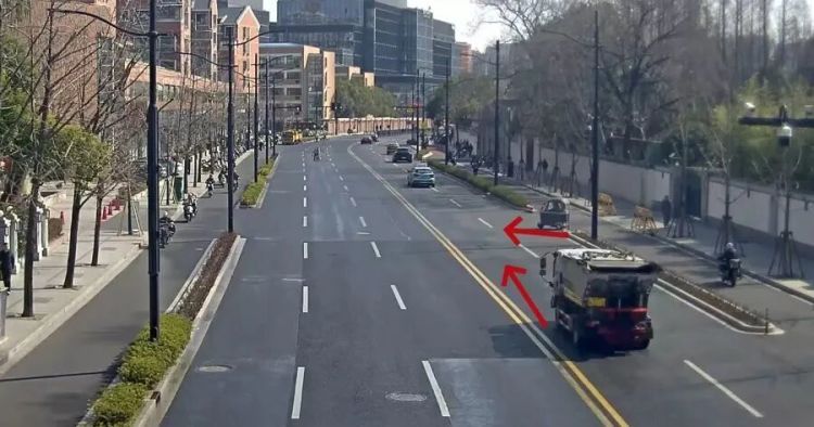 上海年近八旬老夫妻被撞！全身多处骨折，还是全责！又是这种车，83岁邻居也因此受伤