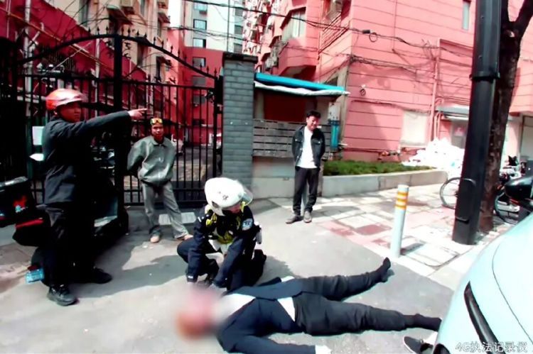上海街头一男子突然倒地抽搐，死死咬住交警手指！120赶到时才发现……