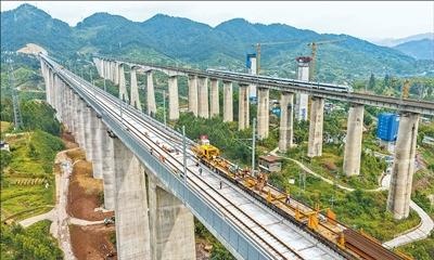 渝万高铁启动铺轨 渝万高铁启动铺轨