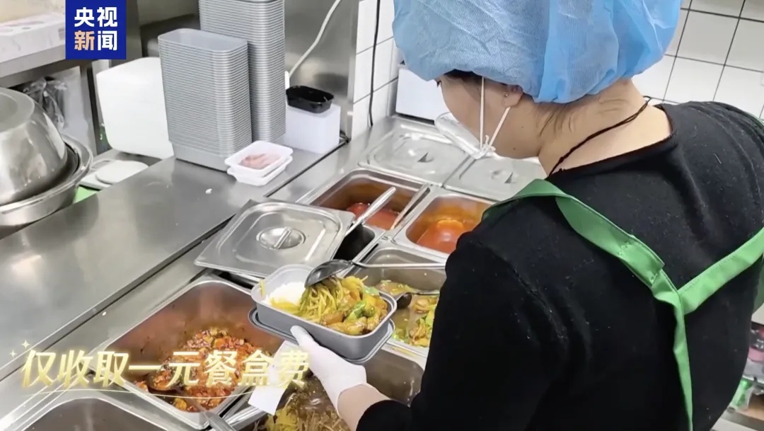 未售完饭菜1元一份卖掉……这家盒饭店每晚10点闭餐后,都排起长队! 未售完饭菜1元一份卖掉……这家盒饭店每晚10点闭餐后,都排起长队!